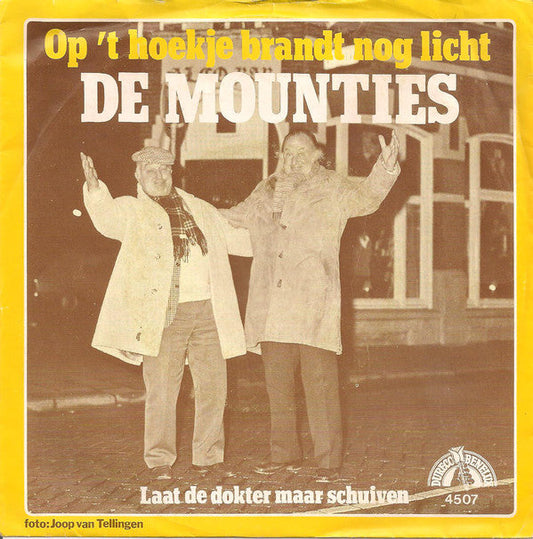 Mounties - Op 't Hoekje Brandt Nog Licht 22352 Vinyl Singles Vinyl Goed / Hoes Goed