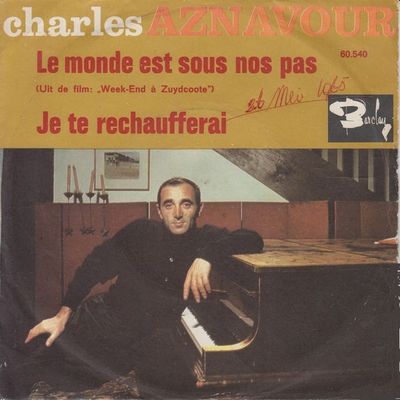 Charles Aznavour - Le Monde Est Sous Nos Pas Vinyl Singles Vinyl Zeer Goed / Hoesje Goed "VINYLSINGLES.NL"