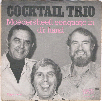 Cocktail Trio - Moeders Heeft Een Gaatje in D'r Han 36769 Vinyl Singles Vinyl Zeer Goed / Hoesje Goed "VINYLSINGLES.NL"