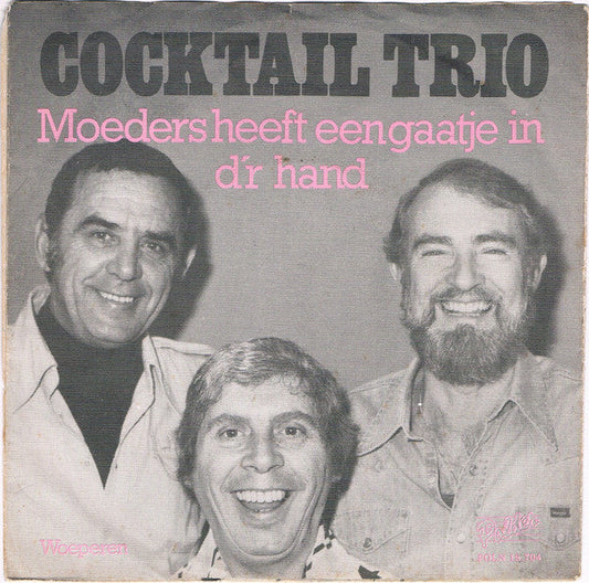 Cocktail Trio - Moeders Heeft Een Gaatje in D'r Han 36769 Vinyl Singles Vinyl Zeer Goed / Hoesje Goed "VINYLSINGLES.NL"