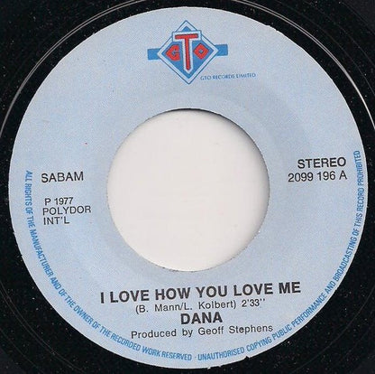 Dana - I Love How You Love Me 33130 Vinyl Singles Vinyl Zeer Goed / Hoesje Goed "VINYLSINGLES.NL"