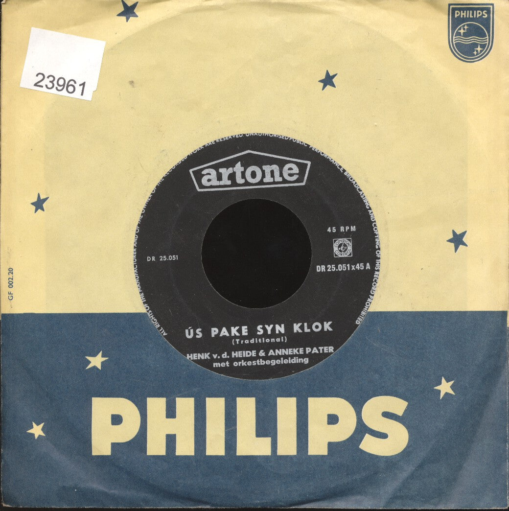 Henk Van Der Heide & Anneke Pater - Us Pake Syn Klok Vinyl Singles Vinyl Zeer Goed / Hoesje Goed "VINYLSINGLES.NL"